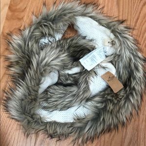 _[NWT] Hollister faux fur infinity scarf